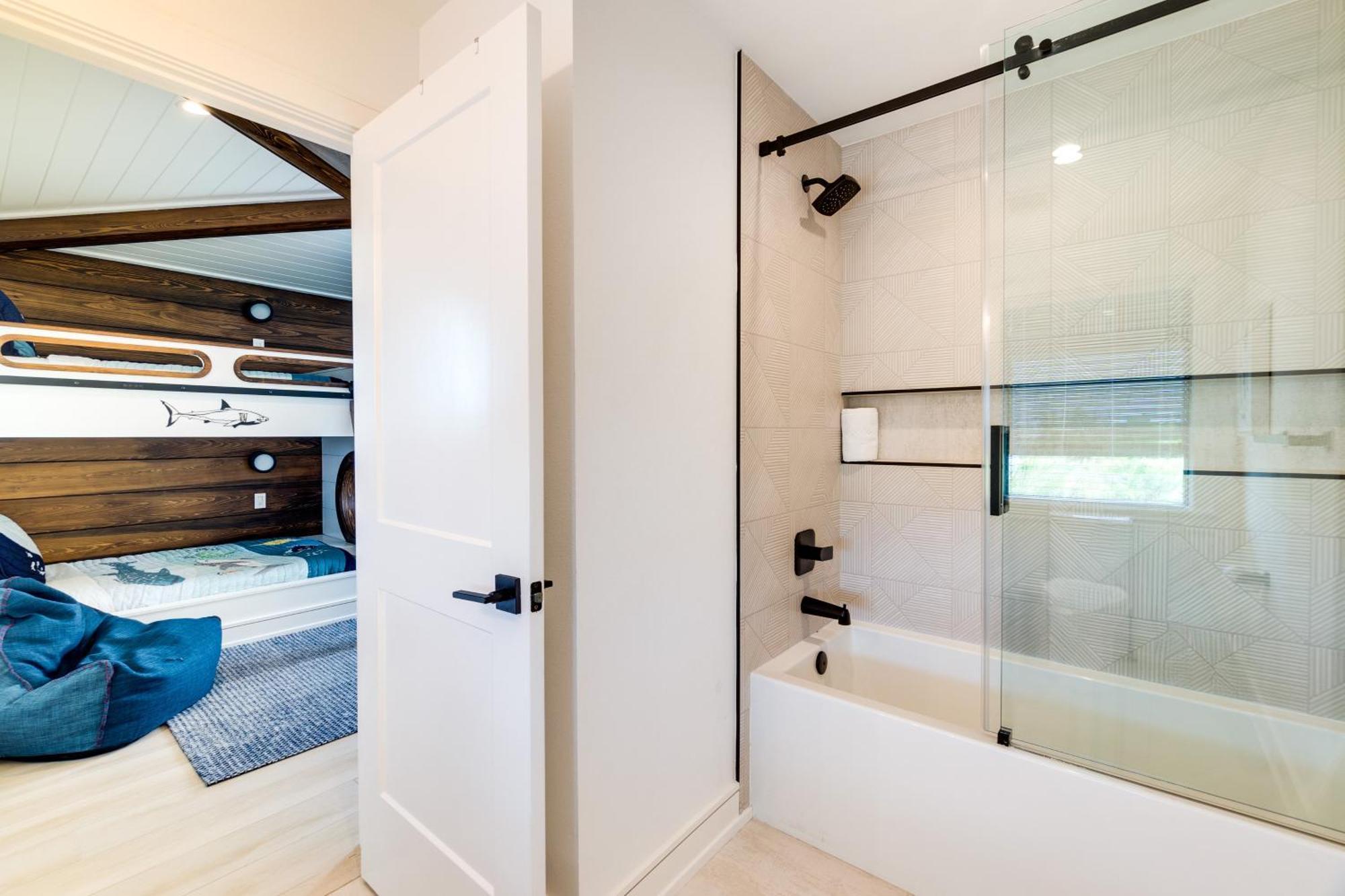 Swanky Bubbles, 9 Beds, 11 Bathrooms, Pet-Friendly With A Rooftop Deck And Steps Away To The Beach! Holmes Beach Εξωτερικό φωτογραφία